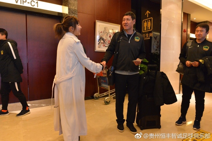 田中浩一叹了口气，转过头对司机说：山本兄，待会一起跳吧。